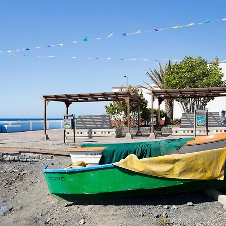 Home2book Stylish Seaside Apt شقة